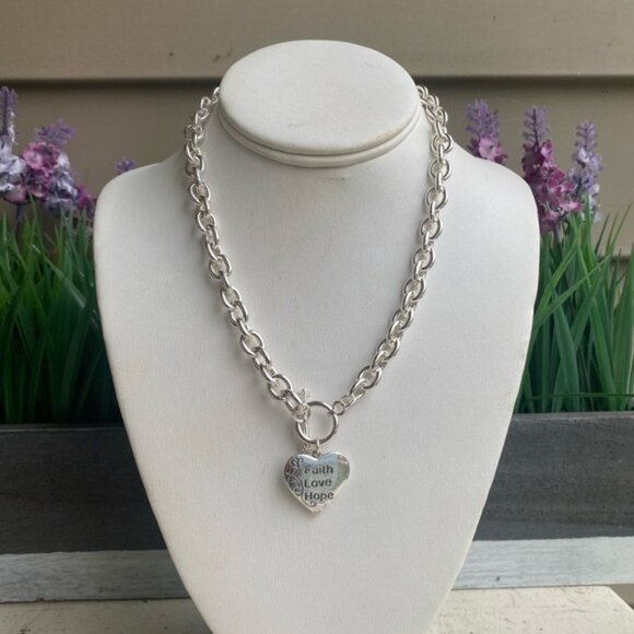 WHITE HEART NECKLACE - Picture 4 of 4